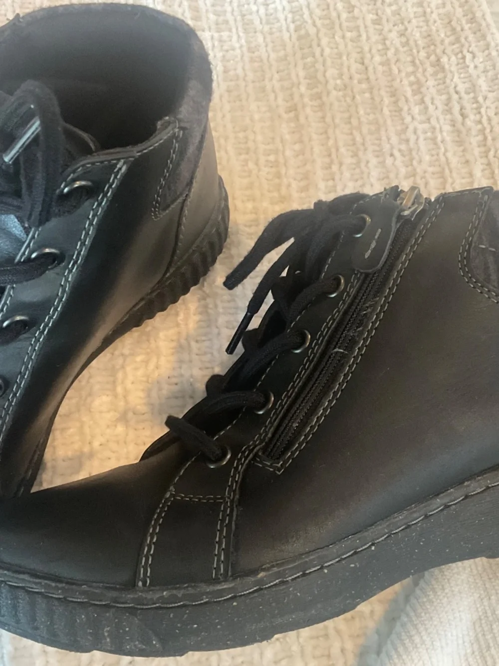 Black ankle leather ankle boot with side zipper